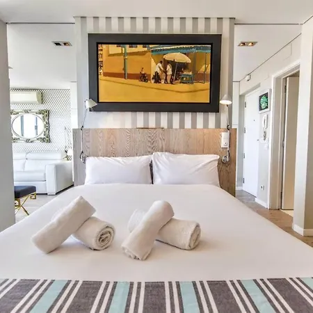 Lovelystay - Full Sky In Chiado *